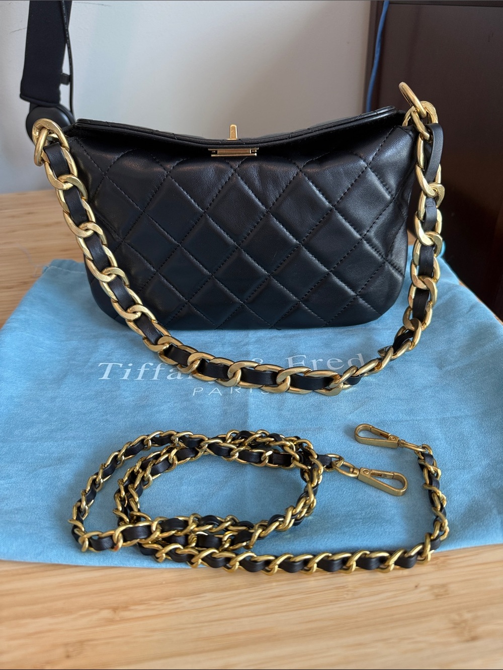 Classic Quilted Black Shoulder Bag with Gold Chain Accents - Picture 11 of 16
